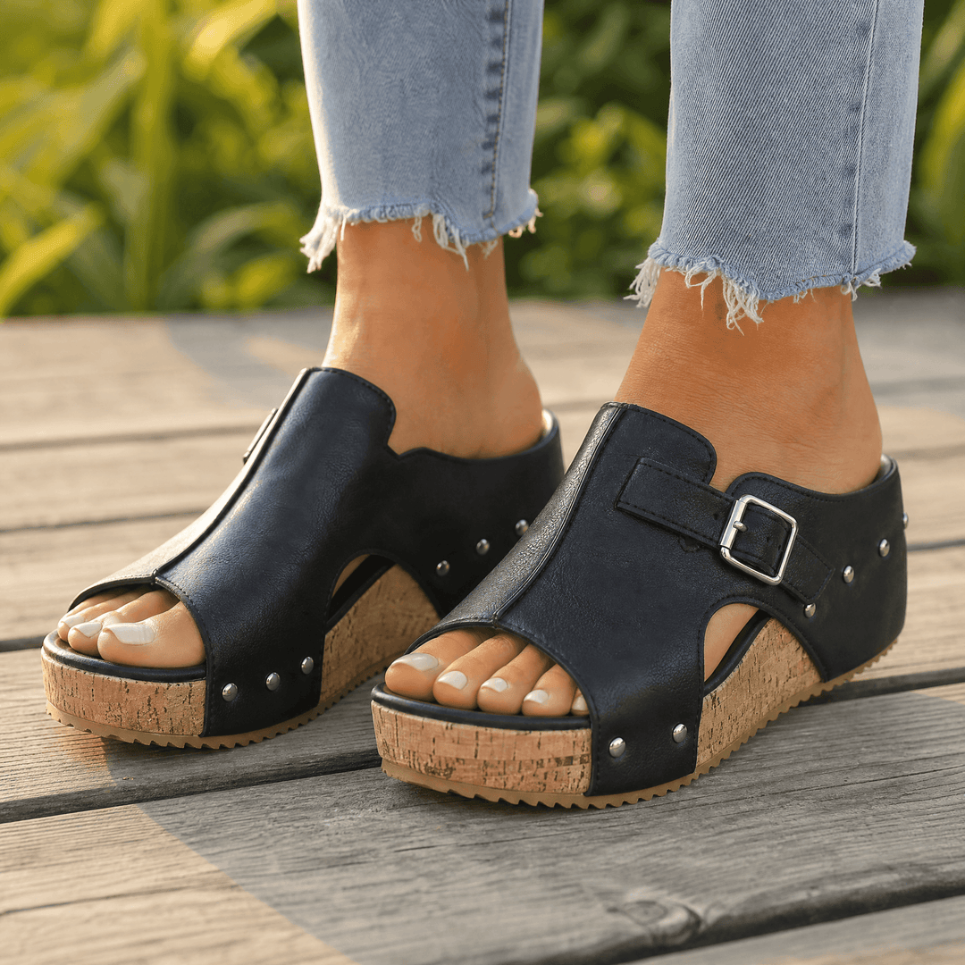 Solana – Retro korkowe sandały na koturnie z detalami w postaci nitów