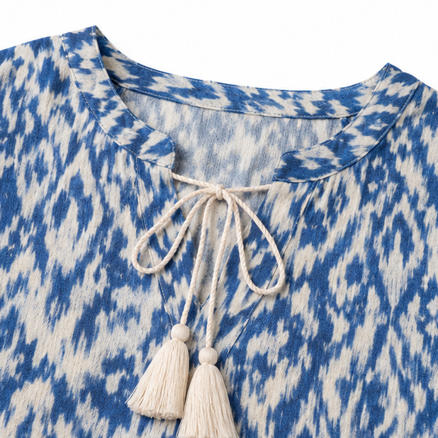 Solara – Boho Maxi Dress z Wzorem Ikat i Frędzlami przy Dekolcie w Kształcie V