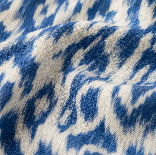 Solara – Boho Maxi Dress z Wzorem Ikat i Frędzlami przy Dekolcie w Kształcie V