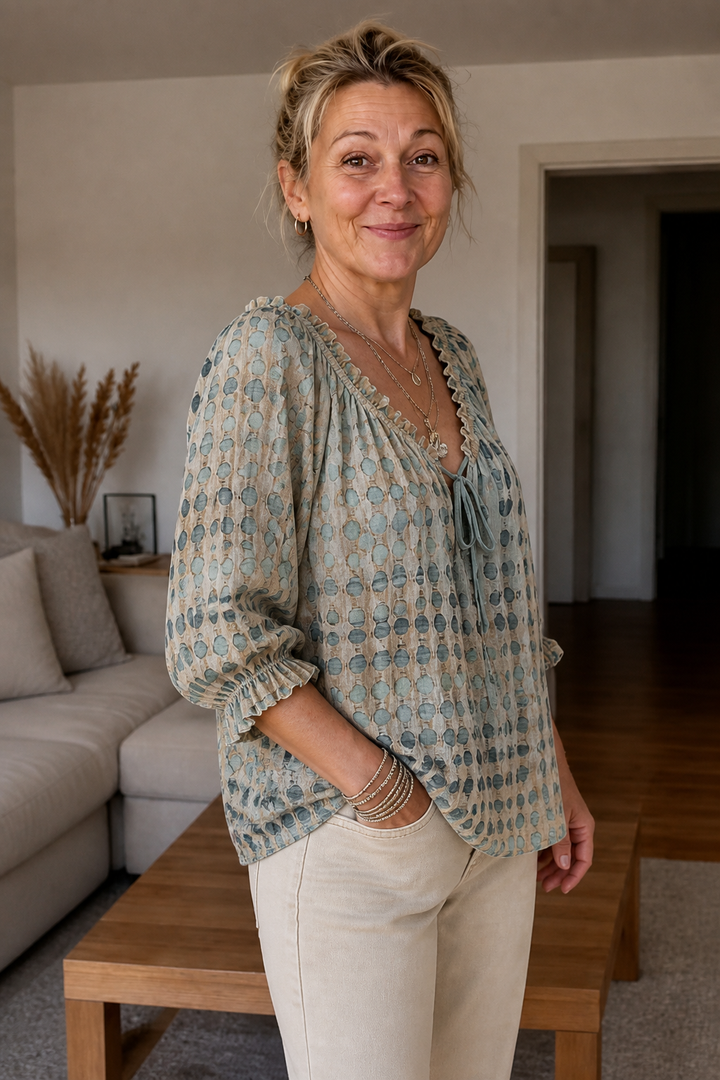 Vivelyn – Bluzka boho z falbanami i wiązaniem przy szyi