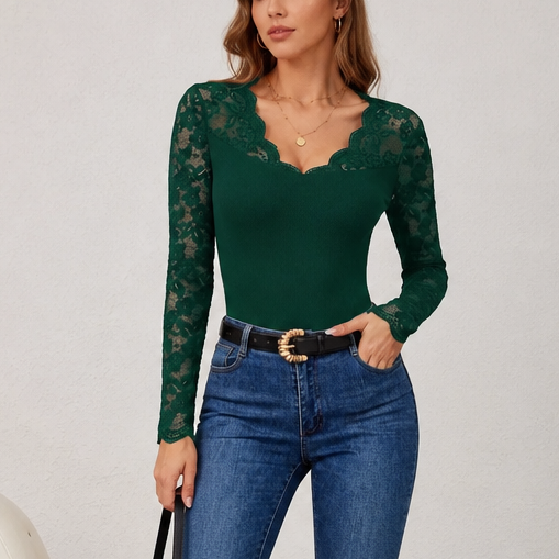 Curvella – Dopasowany top z falbaniastym wykończeniem w stylu koronkowym