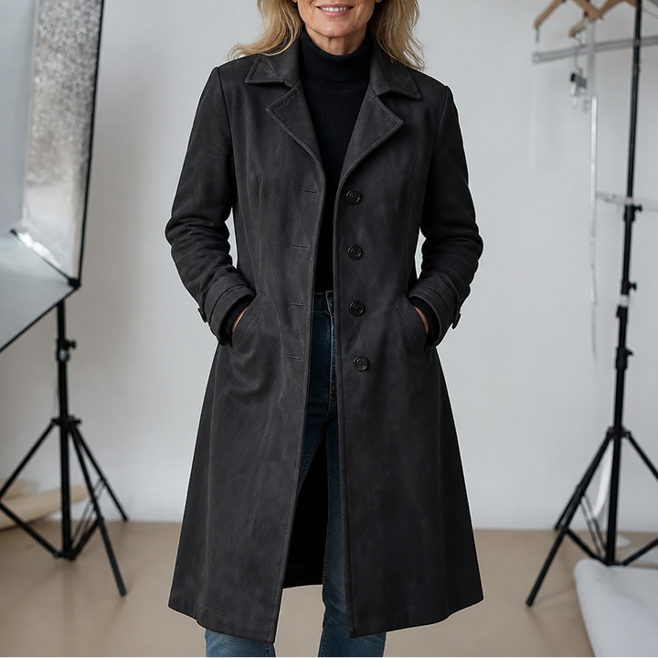 Draperie – Suede Trench, Który Porusza Się Razem z Tobą, a Nie Wokół Ciebie