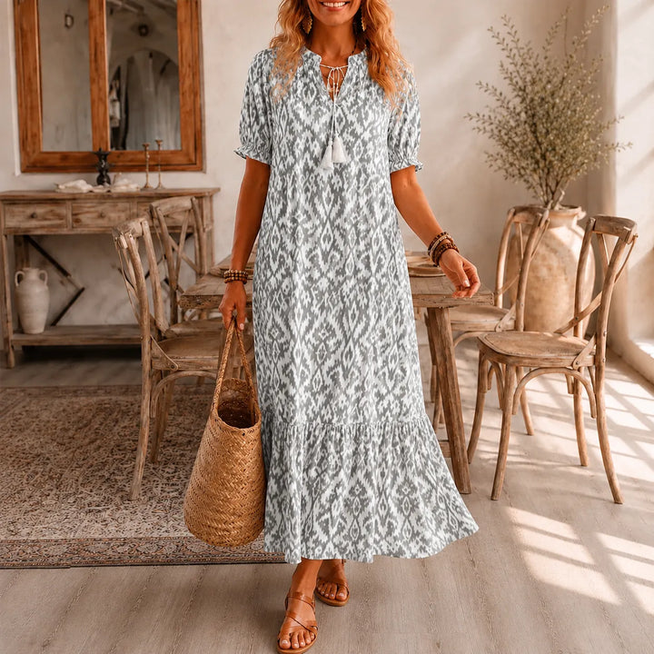 Solara – Boho Maxi Dress z Wzorem Ikat i Frędzlami przy Dekolcie w Kształcie V