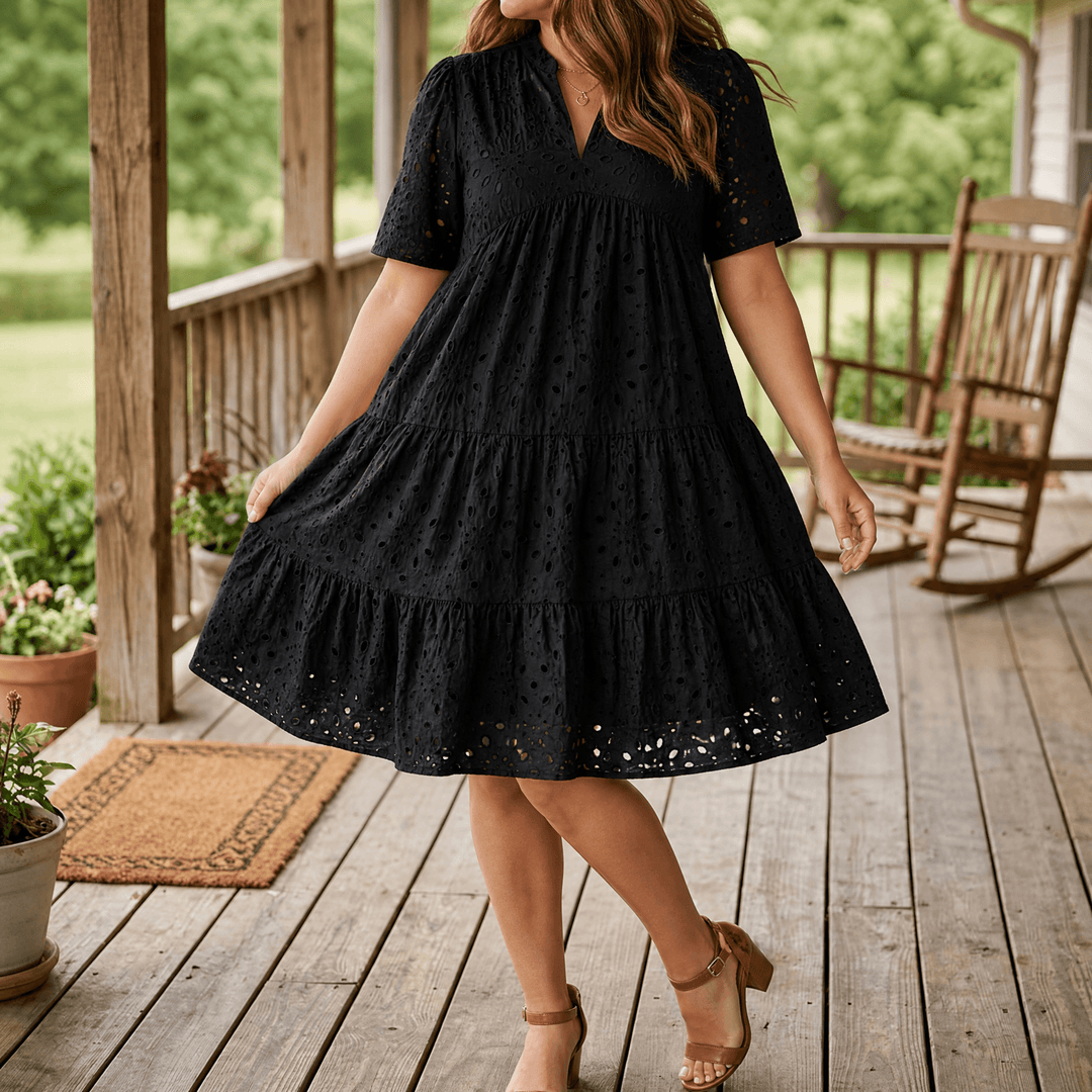 Wearbella – Lekka sukienka z dekoltem w serek i ażurowym wzorem dla krągłych sylwetek
