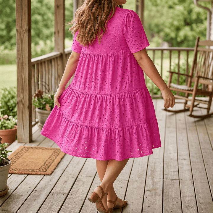 Wearbella – Lekka sukienka z dekoltem w serek i ażurowym wzorem dla krągłych sylwetek