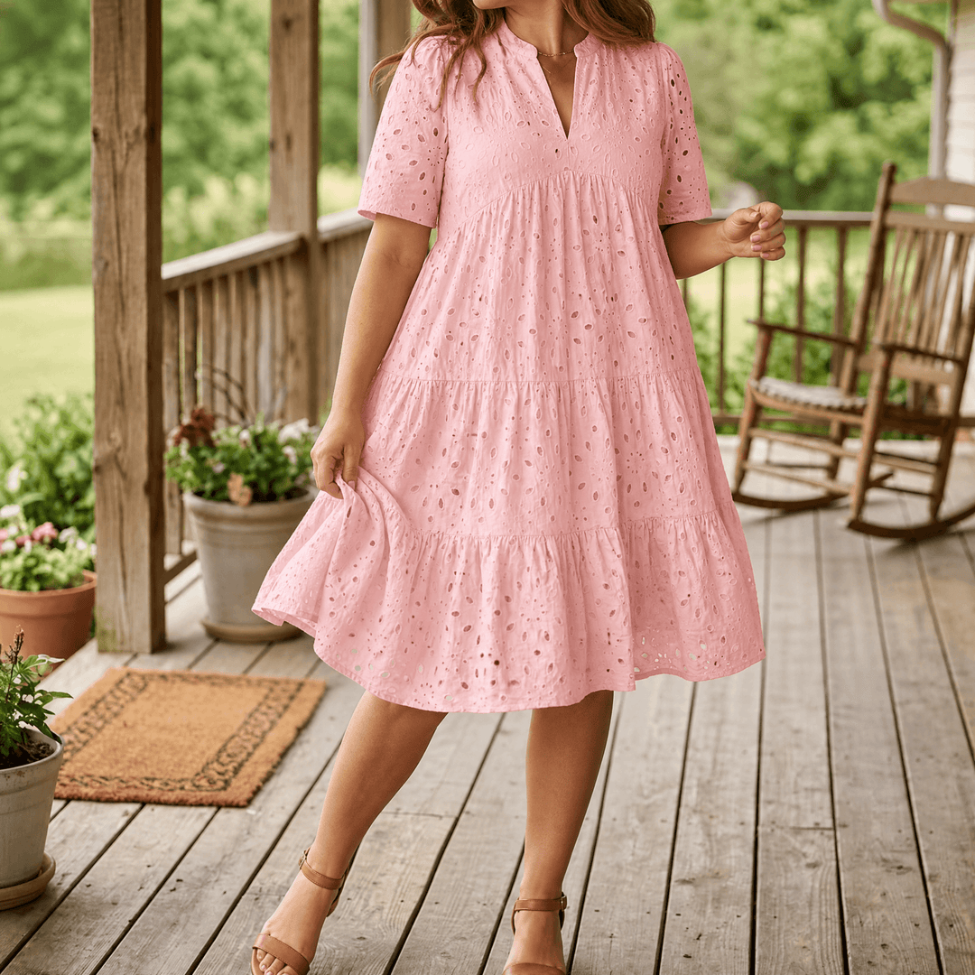 Wearbella – Lekka sukienka z dekoltem w serek i ażurowym wzorem dla krągłych sylwetek