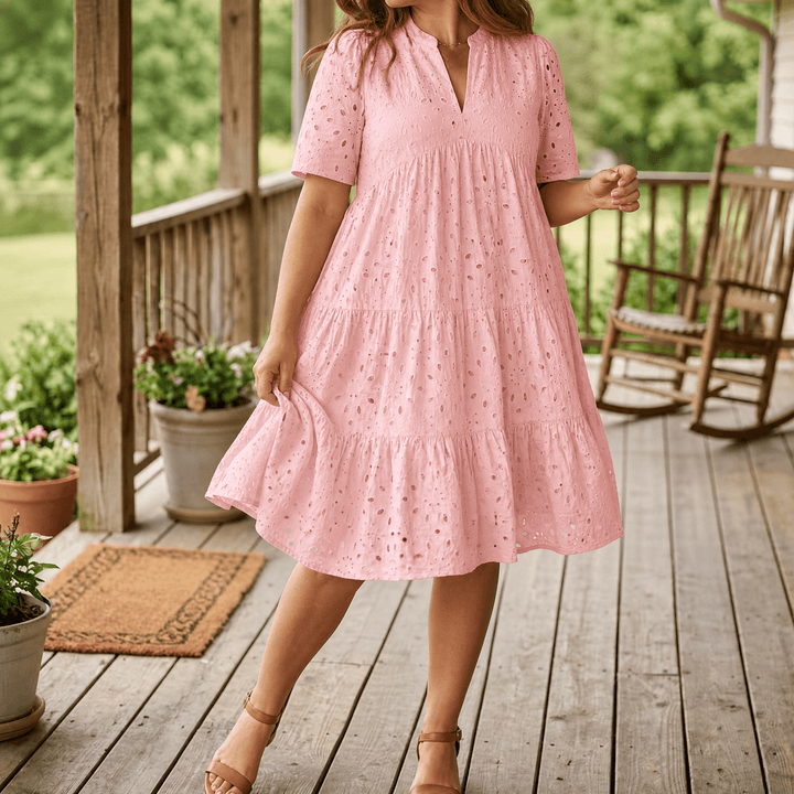 Wearbella – Lekka sukienka z dekoltem w serek i ażurowym wzorem dla krągłych sylwetek